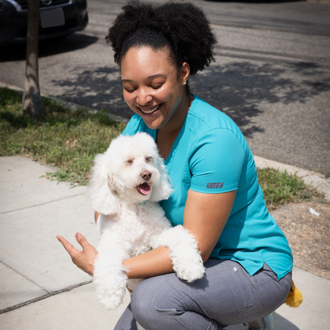 D'yana providing in-home bathtub grooming care